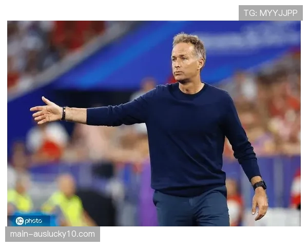 镜头捕捉：勒沃库森定位球教练通过平板电脑向场内传递最新指令