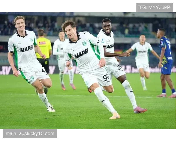 维罗纳2-1萨索洛，主队通过前场反抢创造两次进球机会