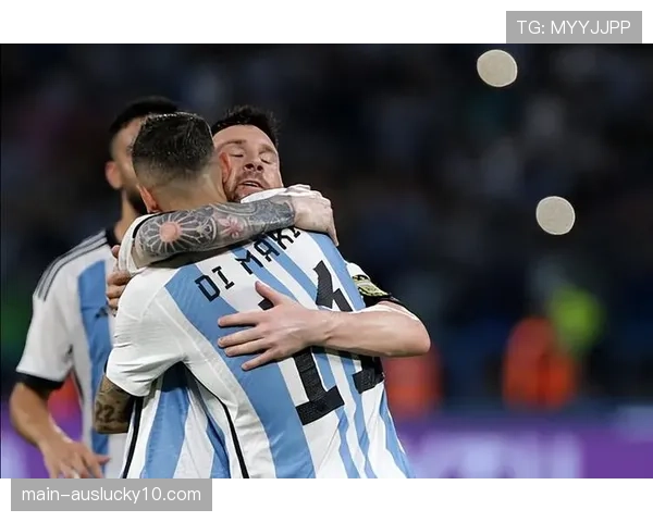 梅西替补席凝视美洲杯奖杯，赛后与迪马利亚相拥落泪